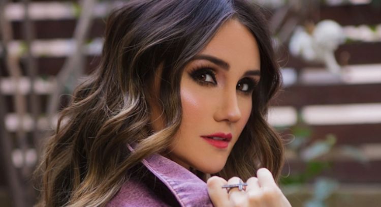 Dulce María posa con encantador look de día y le llueven halagos