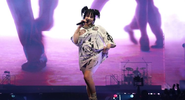 Billie Eilish detiene su concierto para ayudar a un fan; el joven tenía problemas para respirar