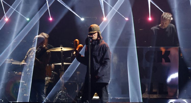 Mira a Liam Gallagher interpretar su nuevo sencillo 'Everything's Electric' en los Brit Awards 2022