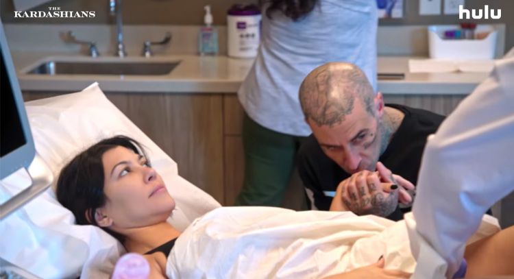 Kourtney Kardashian y Travis Baker intentan tener un bebé en el nuevo trailer de 'The Kardashians'