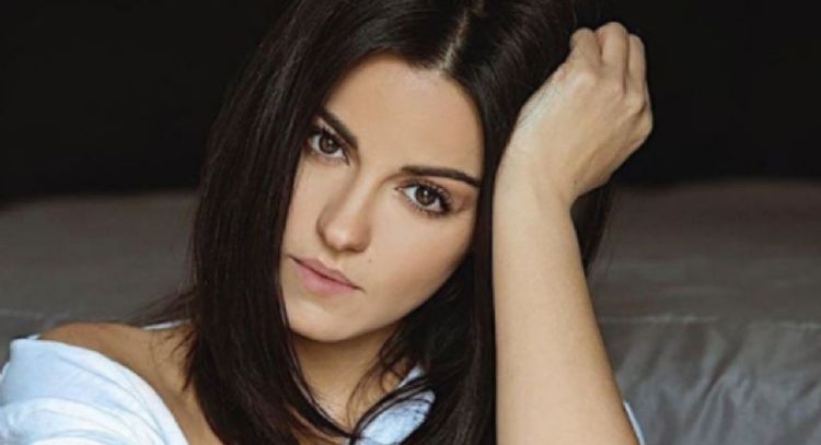 Maite Perroni se enfunda en coqueto outfit café y le llueven halagos