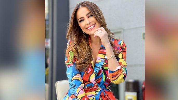 Cynthia Rodríguez da cátedra de estilo y posa con elegante outfit azul desde París