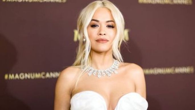 Rita Ora da cátedra de estilo con extravagante vestido de diamantes