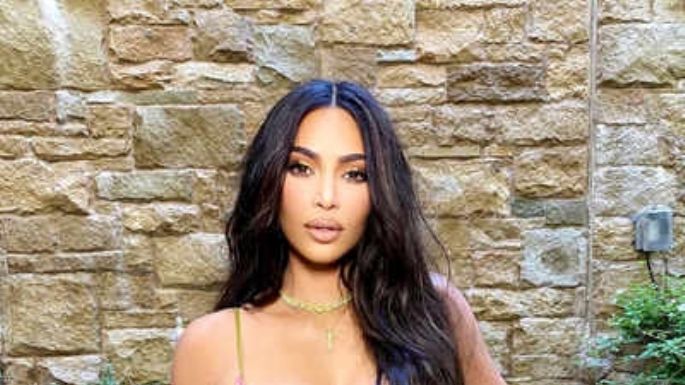 Kim Kardashian muestra sus encantos con este atrevido look morado