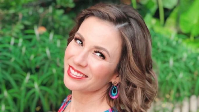 Ingrid Coronado posa con encantador vestido morado y le llueven halagos