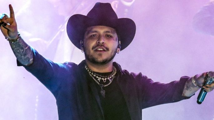 Exhiben a Christian Nodal coqueteándole a sus fans y pidiéndoles su número