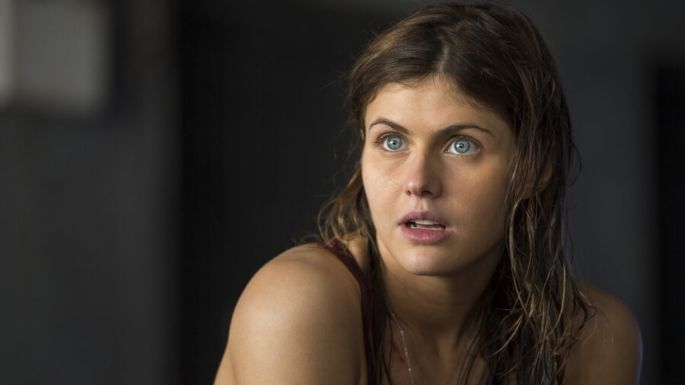 FOTO: Alexandra Daddario roba suspiros al lucir un sensual vestido de brillos con un gran escote