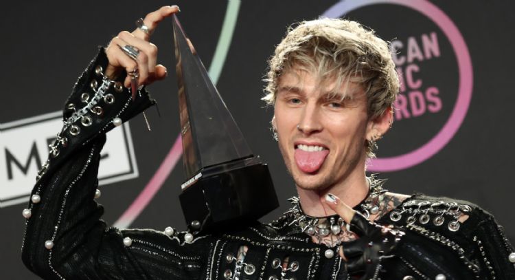 Machine Gun Kelly lanza un nuevo tema y video de 'Make Up Sex', con una habitación llena de gatos