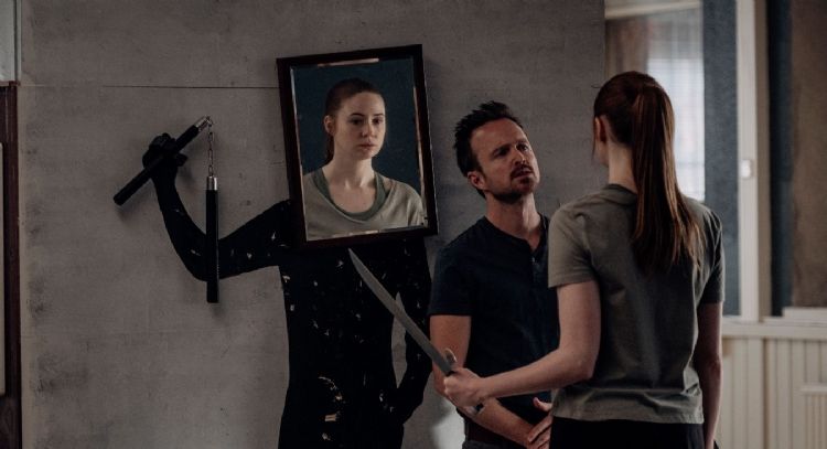 Mira el trailer de 'Dual', la nueva cinta de comedia y ciencia ficción de Karen Gillan y Aaron Paul