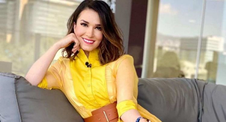 FOTO: Laura G sorprende a todo TV Azteca con este coqueto look naranja; así lo presume