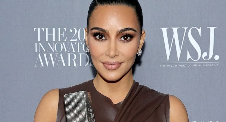 Kim Kardashian posa con entallado vestido de leopardo y paraliza Internet; este es su look