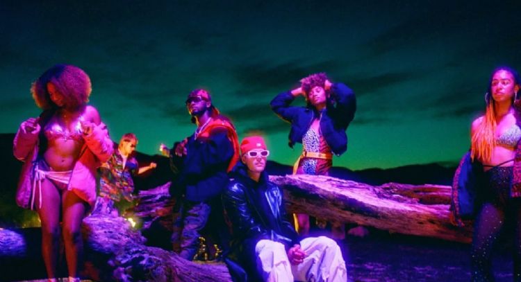 Justin Bieber canta junto a Omah Lay en el nuevo videoclip de 'Attention', al ritmo del afrobeat