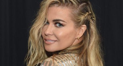 Carmen Electra roba suspiros al dejar ver sus piernas descubiertas en esta mini prenda