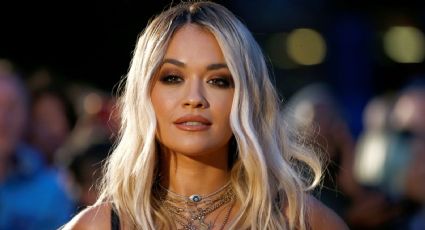 Rita Ora saca el glamour y presume su destacado look blanco