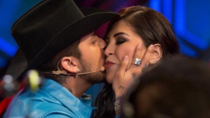 Christian Nodal revela cuál es el estado de salud de su mamá tras haber sido hospitalizada