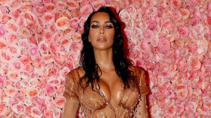 Kim Kardashian saca su lada más atrevido y posa con diminuto bikini negro