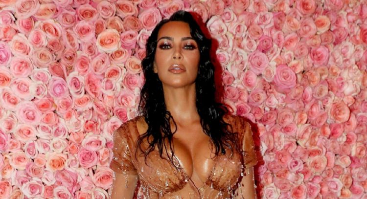 Kim Kardashian luce encantador outfit rojo y deleita a todo Instagram