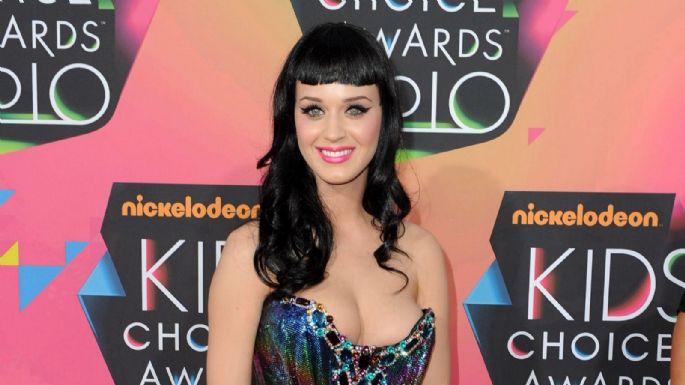 Katy Perry roba suspiros en este revelador vestido amarillo neón