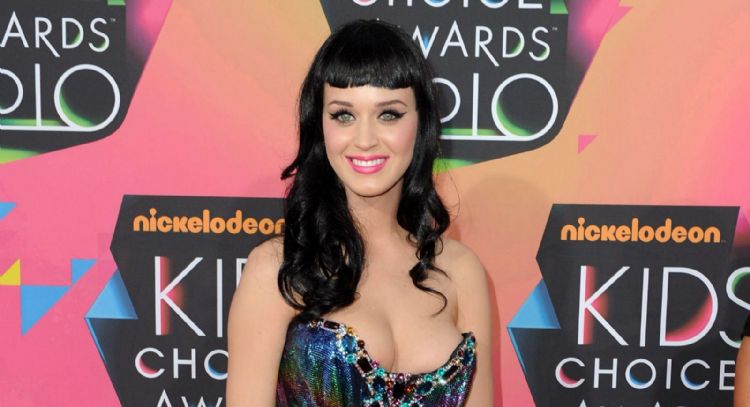 Katy Perry revela cómo aprendió a hacer su truco de “ojo de muñeca”