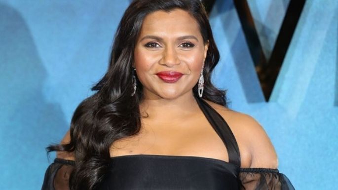 Mindy Kaling revela que la engañaron para vestir pasada de moda en el estreno de esta película