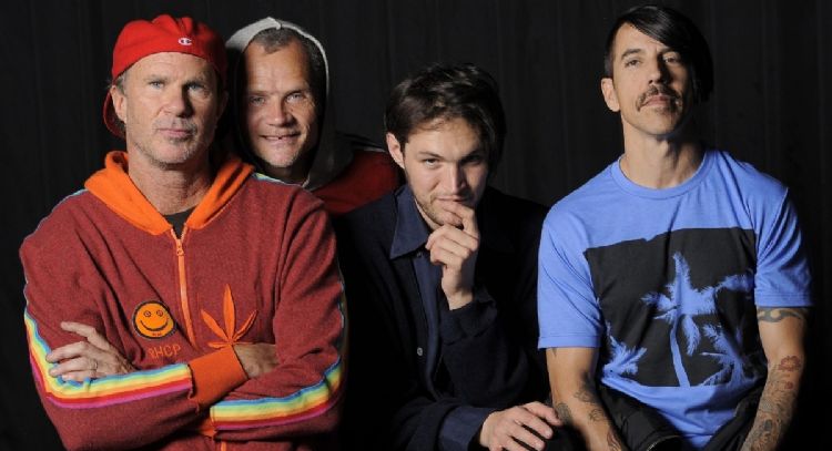 Los Red Hot Chili Peppers interpretan su nueva canción simultáneamente en 2 programas de TV