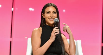 Kim Kardashian muestra amplio escote junto a su piscina y anuncia nueva fragancia