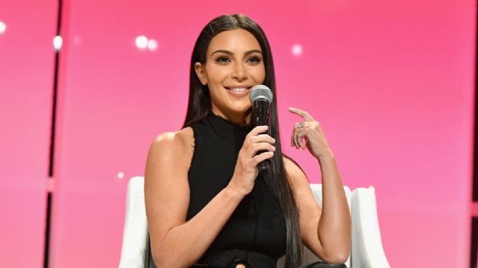 Kim Kardashian muestra amplio escote junto a su piscina y anuncia nueva fragancia