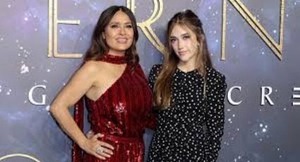 Salma Hayek y su hija muestras los misterios que llevan en sus bolsas