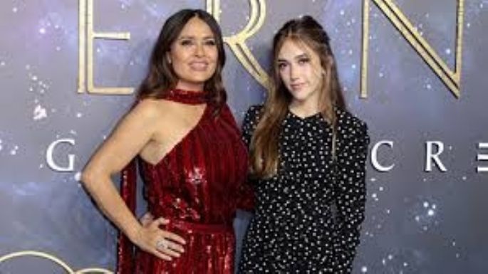 Salma Hayek y su hija muestras los misterios que llevan en sus bolsas