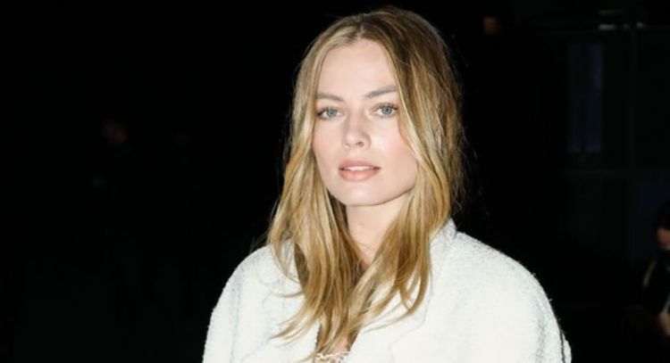 Revelan la primera foto de Margot Robbie como 'Barbie' y anuncian la fecha de estreno del filme