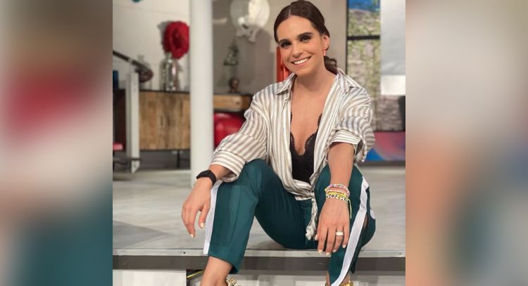 Tania Rincón llega a Televisa y derrocha belleza con elegante vestido negro
