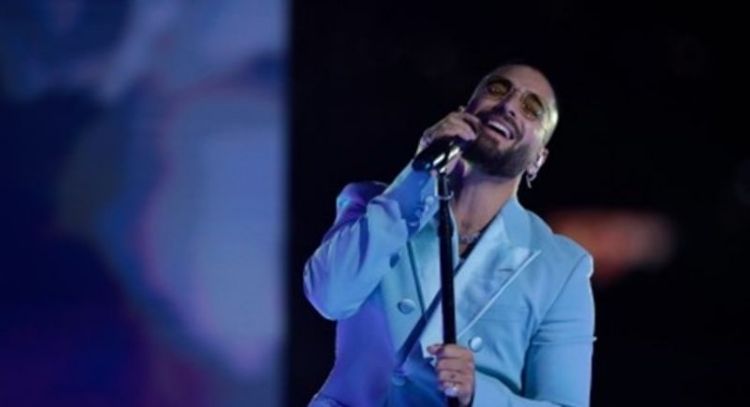 VIDEO: Maluma sorprende al atrapar una muleta lanzada por una fan en pleno concierto; esto pasó