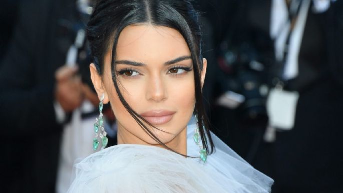 FOTO: Kendall Jenner derrocha belleza al posar con elegante vestido negro