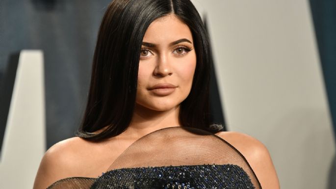 FOTO: Kylie Jenner luce sus encantos con este coqueto look plateado