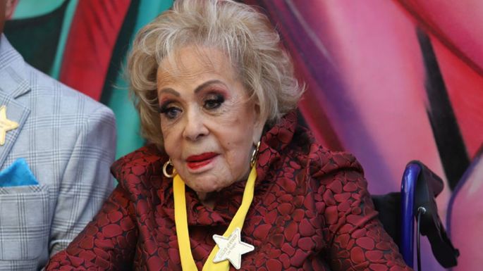 VIDEO: ¡Alerta en la dinastía Pinal! Silvia Pinal abandona el teatro en mal estado y preocupa a fans