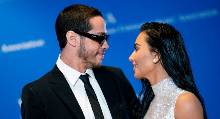 El reality 'The Kardashians' de Hulu, finalmente menciona el romance de Kim con Pete Davidson