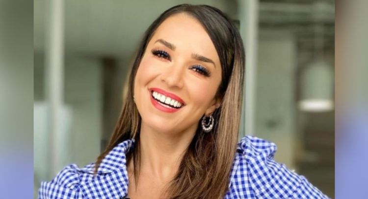 Fuego en TV Azteca: Laura G derrocha belleza al posar con increíble conjunto morado desde 'VLA'