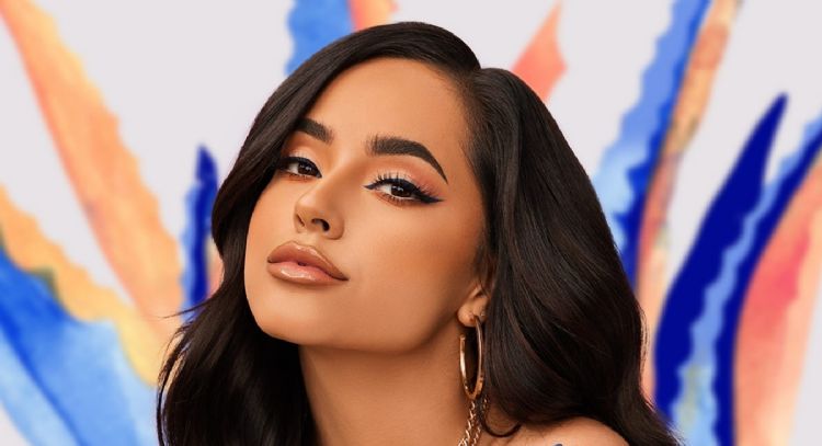 Becky G muestra el cariño hacía un antiguo amor con el nuevo video de 'Bailé Con Mi Ex'