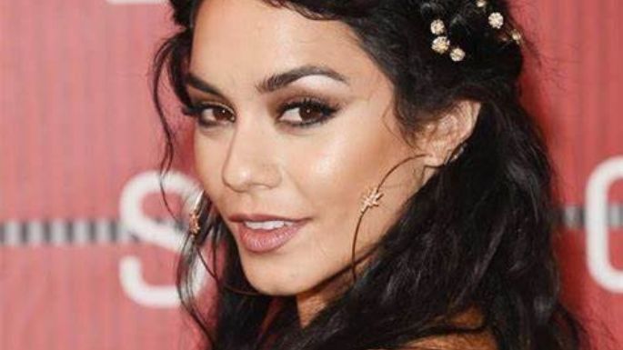 Vanessa Hudgens roba suspiros con este mini vestido Fendi y pronunciado escote