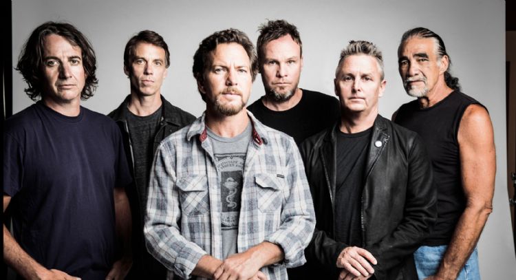 Fanático toca la batería con Pearl Jam después de que el baterista Matt Cameron enfermara de esto