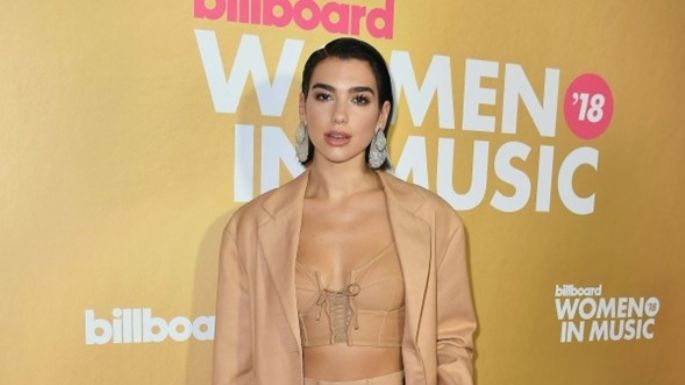 FOTO: Dua Lipa saca el 'glamour' y posa con encantador 'outfit' negro, ideal para esta primavera