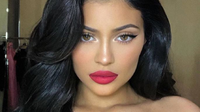 Kylie Jenner regresa a las redes y posa con ceñido vestido café; este es su look