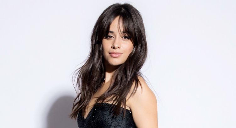 Camila Cabello posa con coqueto vestido negro y sorprende a todo Instagram