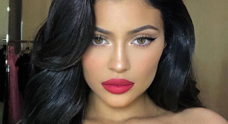 FOTO: Kylie Jenner saca el glamour y posa con destacado look negro