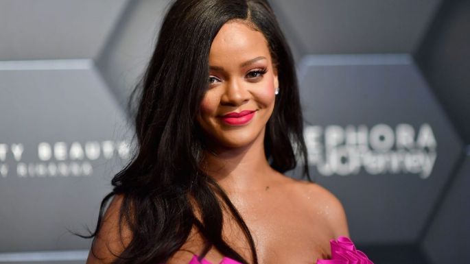 VIDEO: Rihanna emociona a sus fans al dejarse ver con un vestido de novia rojo