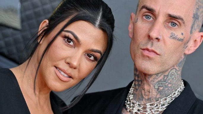 Kourtney Kardashian presume su anillo de diamantes que tiene el nombre de Travis Barker