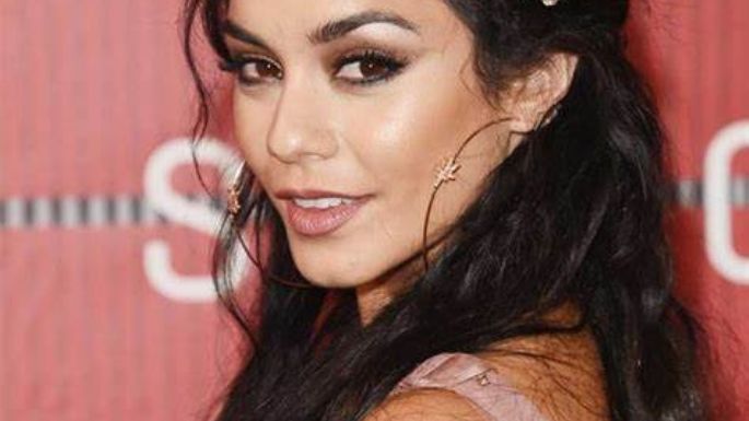 Vanessa Hudgens deja poco a la imaginación en este top y minifalda