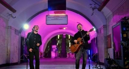 Bono y The Edge de U2 tocan por sorpresa en un refugio antibombas de Kiev en Ucrania