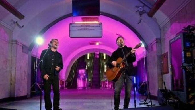 Bono y The Edge de U2 tocan por sorpresa en un refugio antibombas de Kiev en Ucrania