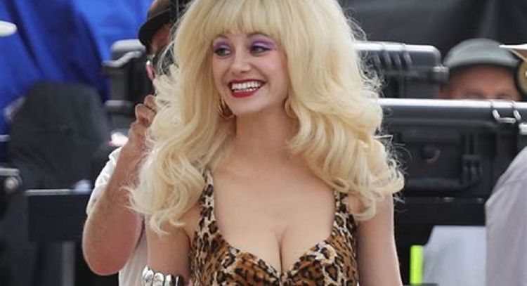 VIDEO: Revelan todo el proceso de Emmy Rossum para parecerse a 'Angelyne'